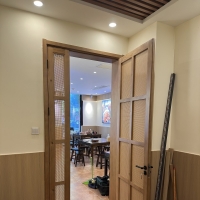 餐厅包厢的对开格子藤编门安装完工图